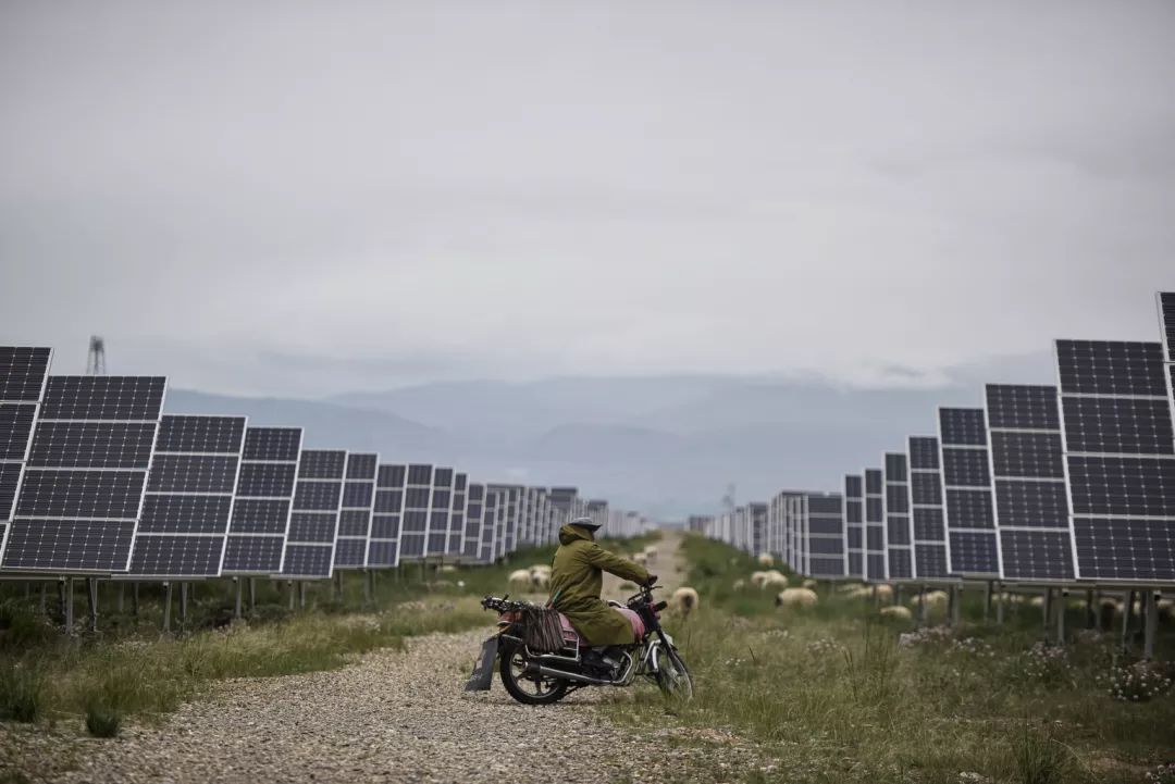 光伏技術(shù)可以將太陽輻射直接轉(zhuǎn)換為清潔的電能，成為了人們研究的熱點(diǎn)以及產(chǎn)業(yè)布局的重點(diǎn)